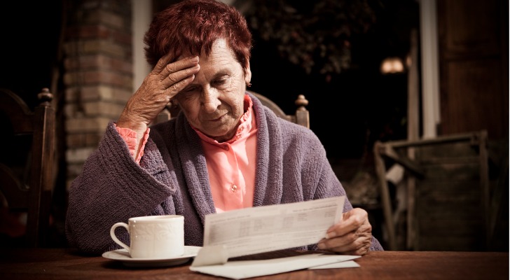 一位女士压力很大，因为她的账单对于她的低收入退休生活来说太多了