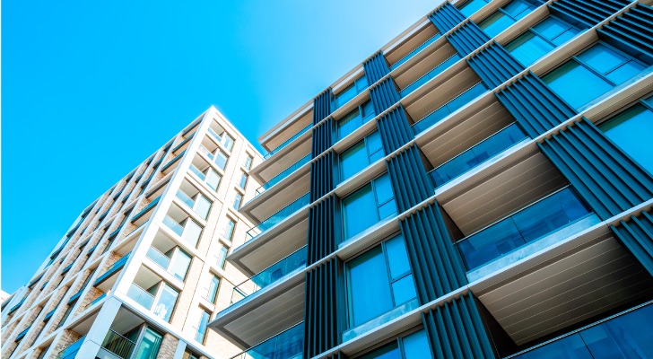 购买公寓楼是投资多户型房地产的一种方式。