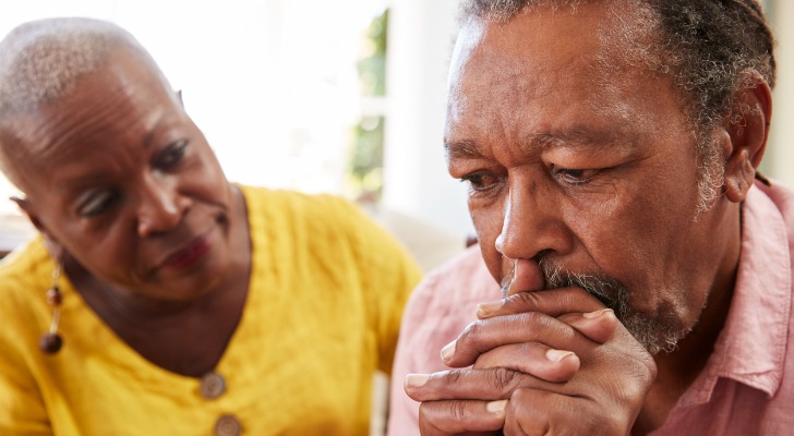 年长的黑人夫妇思考如何增加退休储蓄