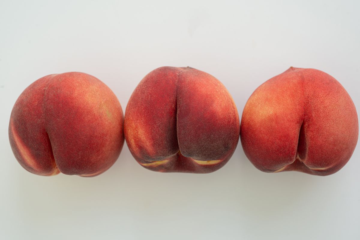 三个桃子看起来像人类的屁股。