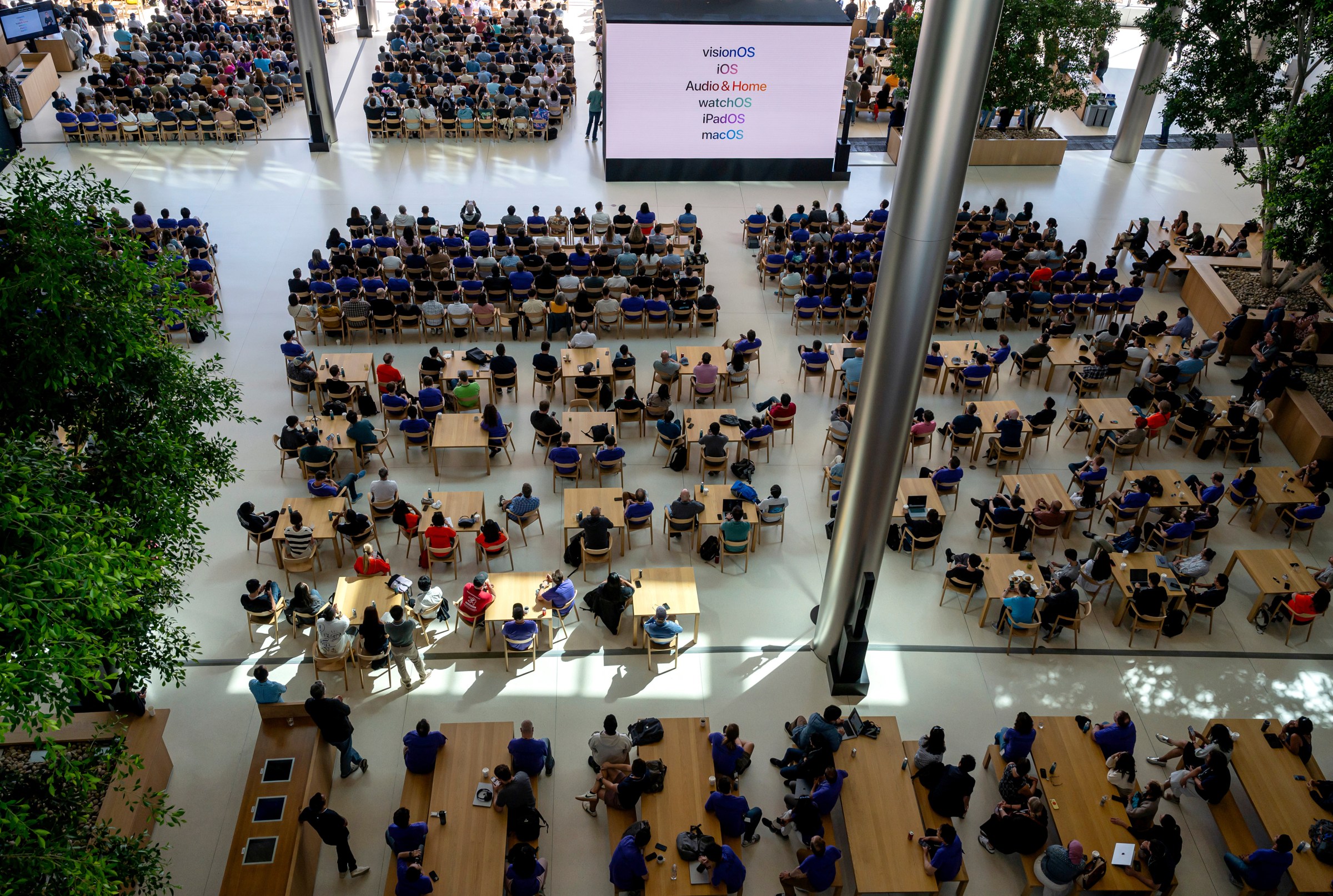 苹果在 Apple Park 园区接待了数千名开发人员，宣布进军人工智能领域新举措。